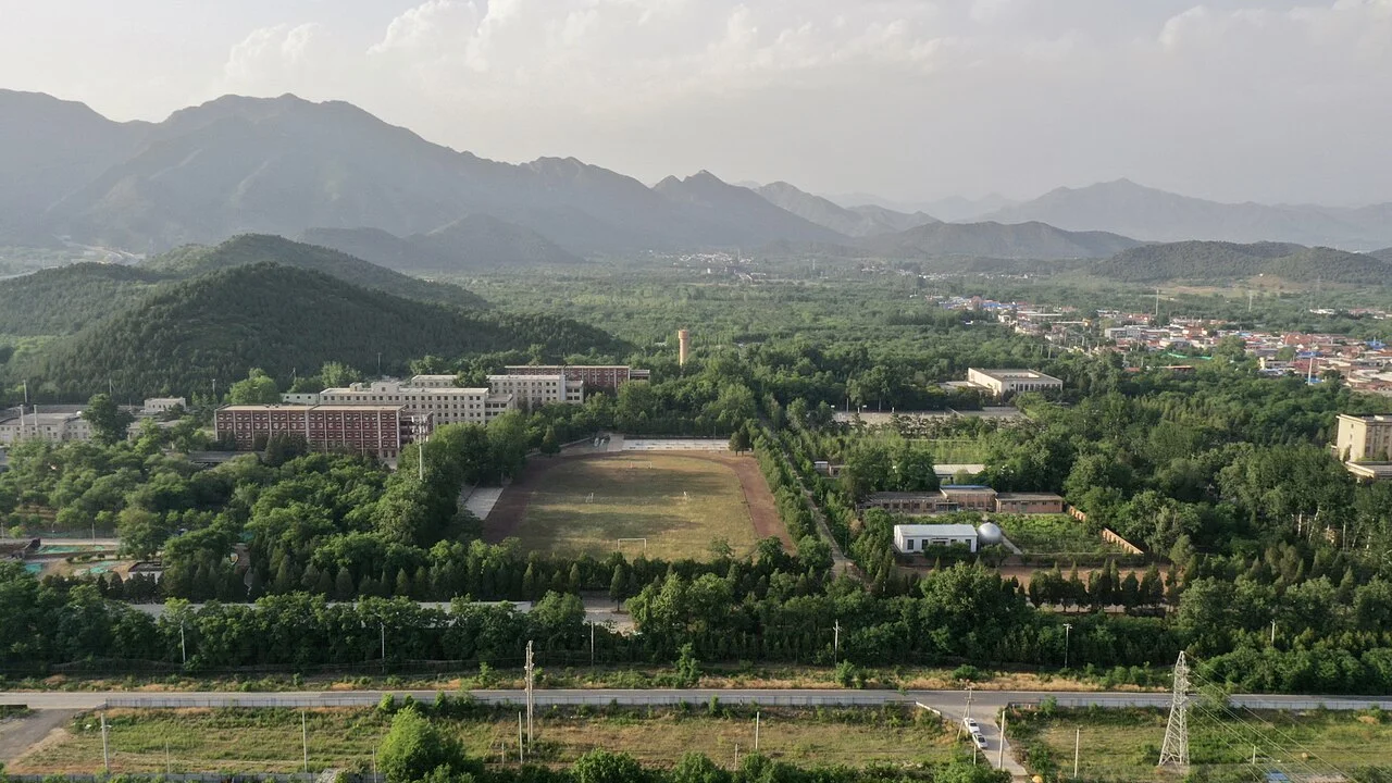 ​北京大学昌平校区，位于十三陵镇西山口村南涧路，因工程代号为“60-200#”，也称“昌平200号”，1960年完成规划设计，当年开工。后因经济困难未达规划预期。