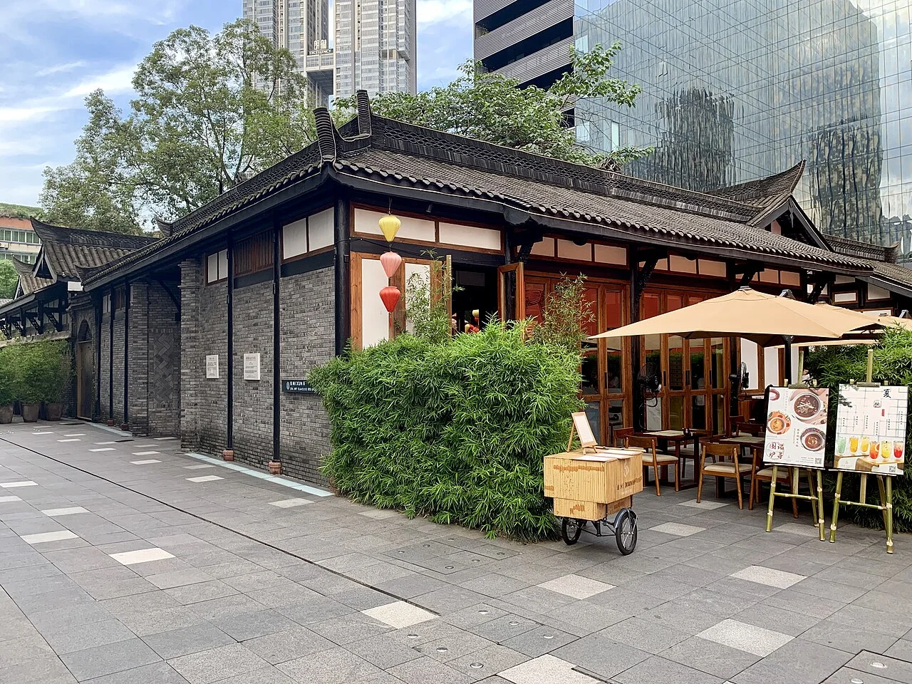 成都远洋太古里内章华里庭院，先为博舍酒店内谧寻茶室