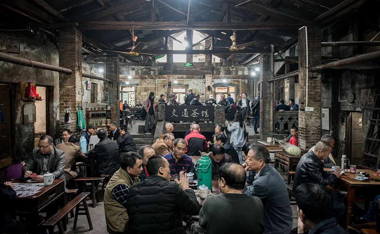 The Jiaotong teahouse in Chongqing is emblematic of the slow pace of life in the city. For only 10 yuan, you can spend a whole day here chatting with friends, playing cards or chess, and drinking a cup of tea.