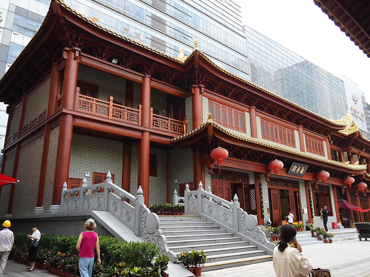 ​广州大佛寺，位于中国广东省广州市越秀区北京街道龙藏社区惠福东路惠新中街21号。