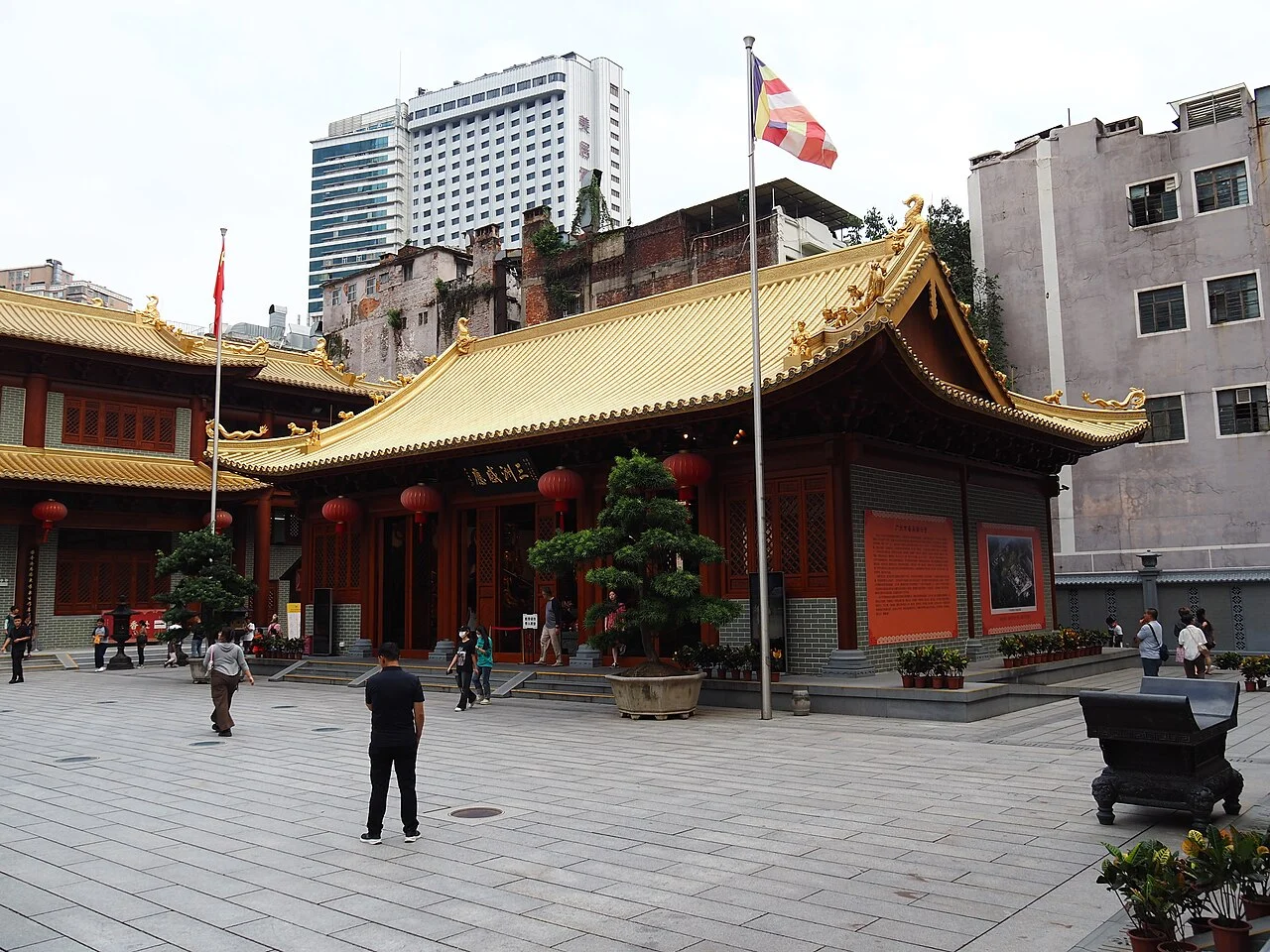 ​广州大佛寺，位于中国广东省广州市越秀区北京街道龙藏社区惠福东路惠新中街21号。