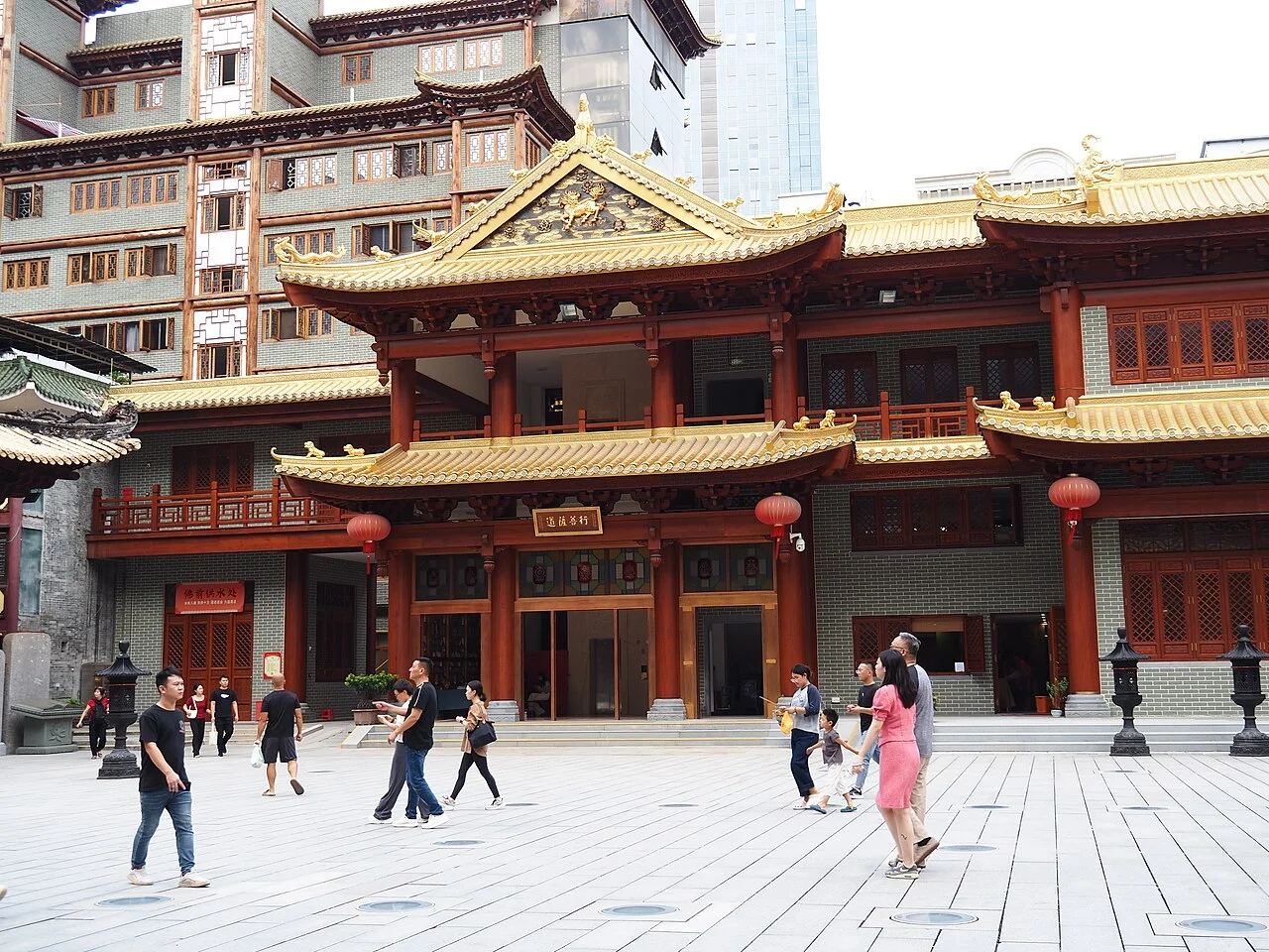 ​广州大佛寺，位于中国广东省广州市越秀区北京街道龙藏社区惠福东路惠新中街21号。