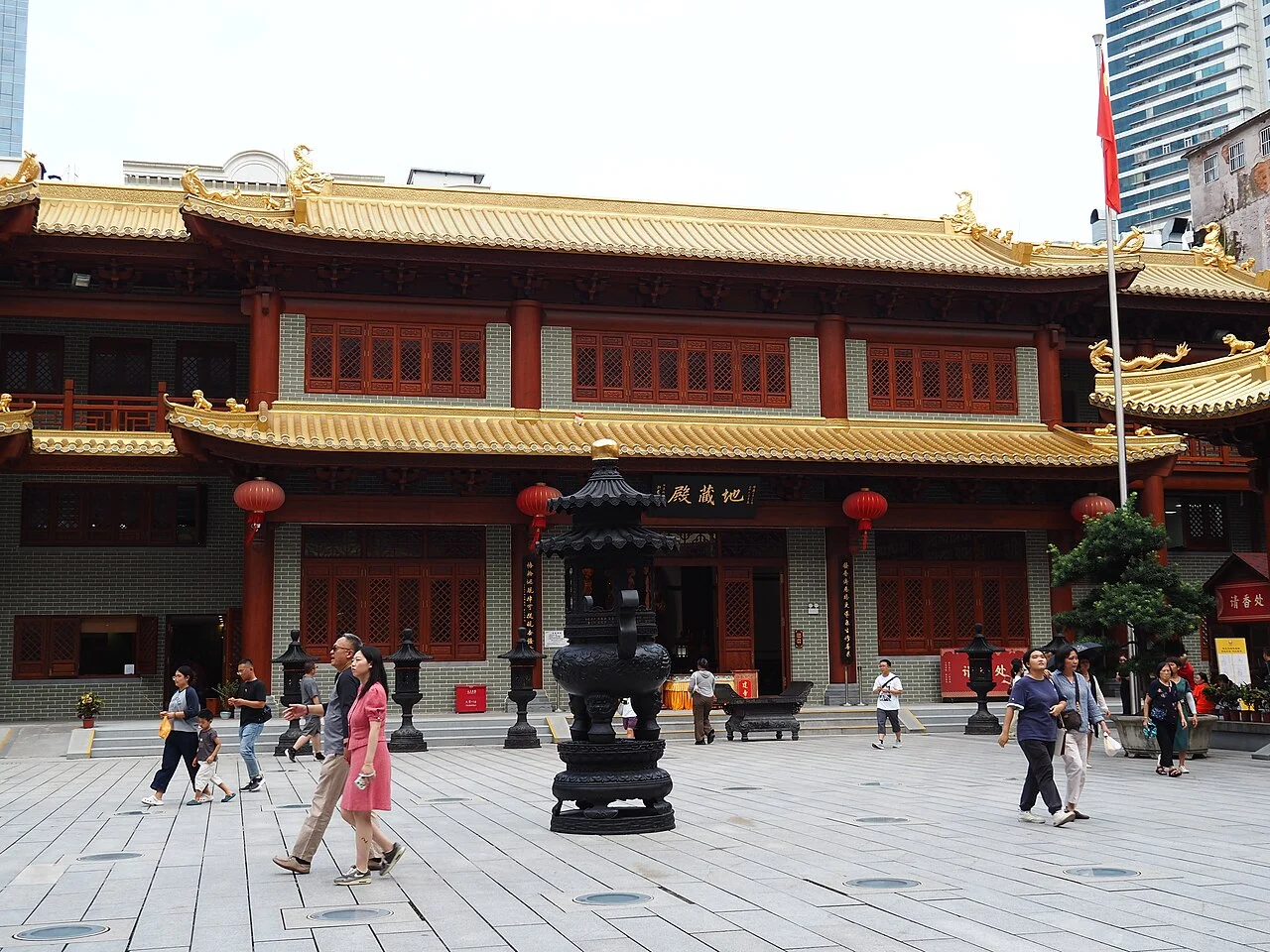 ​广州大佛寺，位于中国广东省广州市越秀区北京街道龙藏社区惠福东路惠新中街21号。