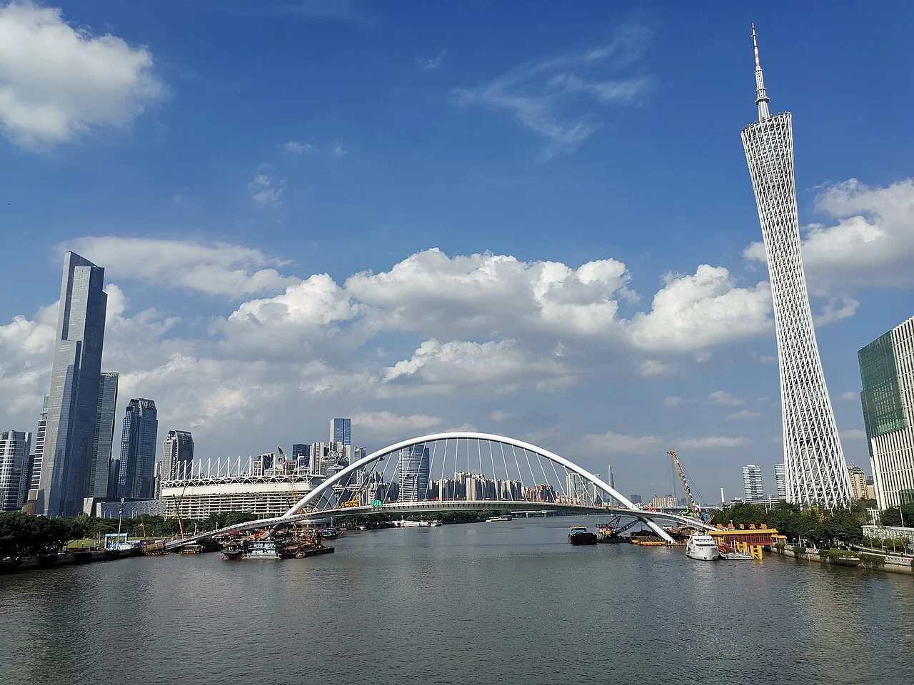 ​广州城市中轴线跨江行人桥
