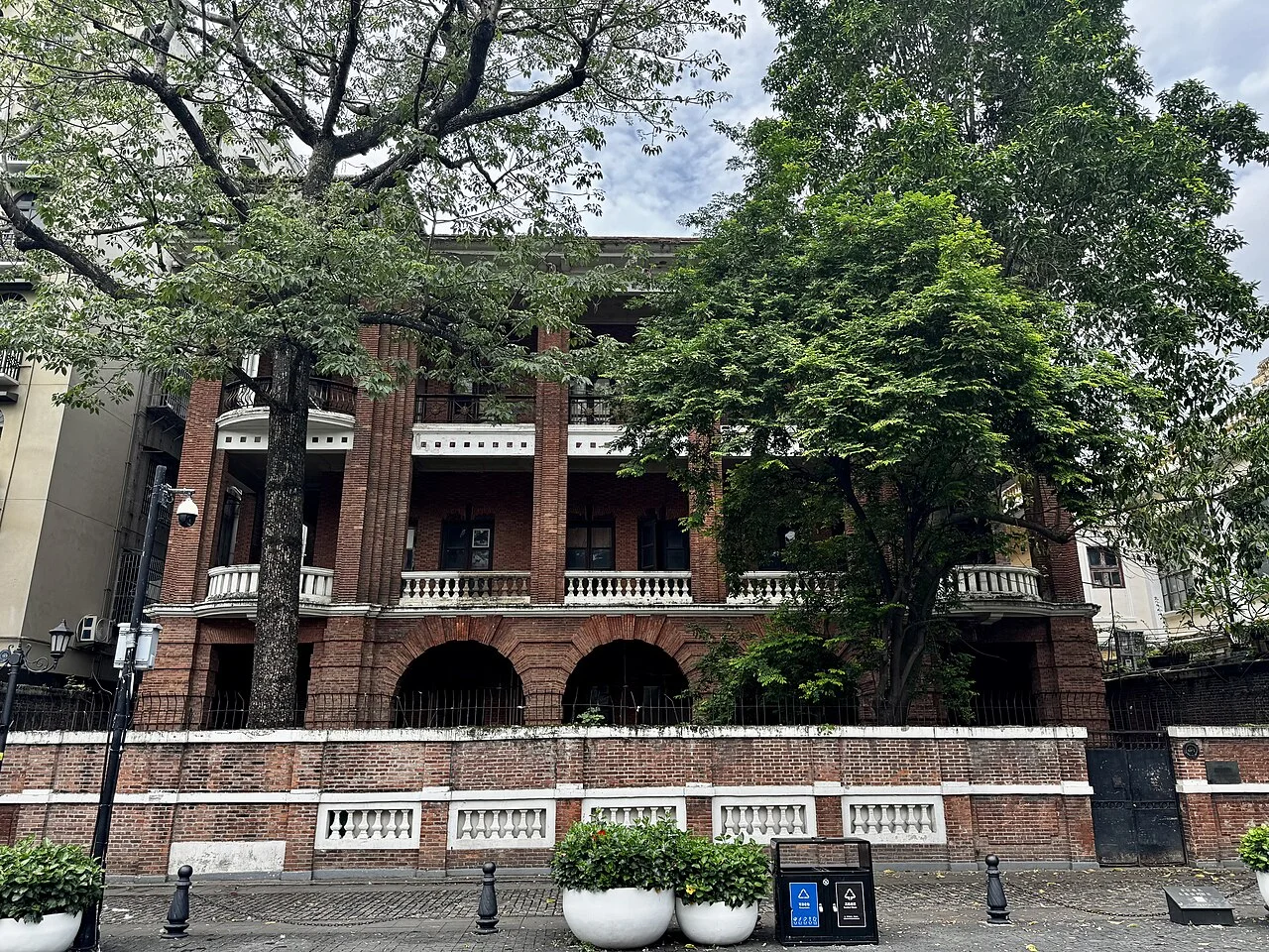 ​东江纵队北撤谈判旧址，广州沙面大街68号（摄于2026年5月18日）