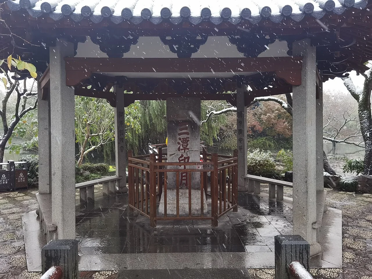 ​三潭印月碑亭