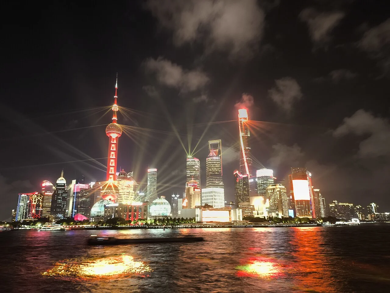 Vue du quartier de Lujiazui depuis la rivière Huangpu.