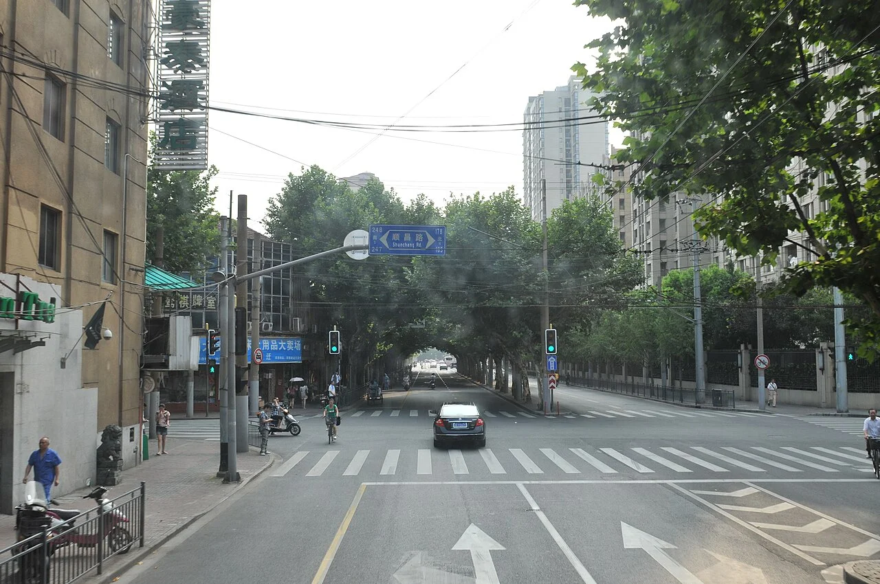 中国上海卢湾区 China Shanghai, Luwan District, China Xinjiang Urumqi Welcome you to tour the, Китай Синьцзяна Урумчи приветствовать Вас на экскурсию, الصين ترحب زيارتك لاورومتشى فى شينجيانغ, 中国新疆のウルムチへの訪問を歓迎する, 中国新疆乌鲁木齐欢迎您来观光旅游 复兴中路 近顺昌路口，今画面中房屋均已拆