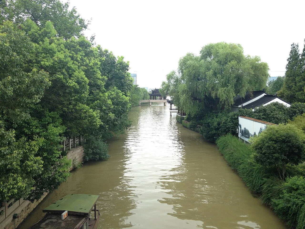 寒山寺・江村橋より望む運河