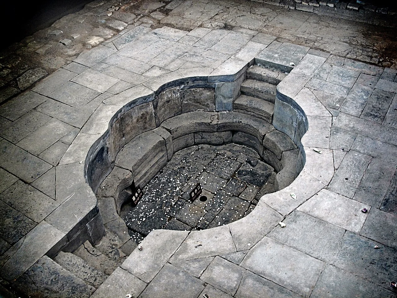 Huaqing Hot Spring is famed for both its dainty spring scenery and the romantic love story of Emperor Xuanzong (685-762) and his concubine Yang Guifei in the Tang Dynasty (618-907). Its long history and location among the wonderful landscapes of Xian should entice any visitor to visit and bathe in t
