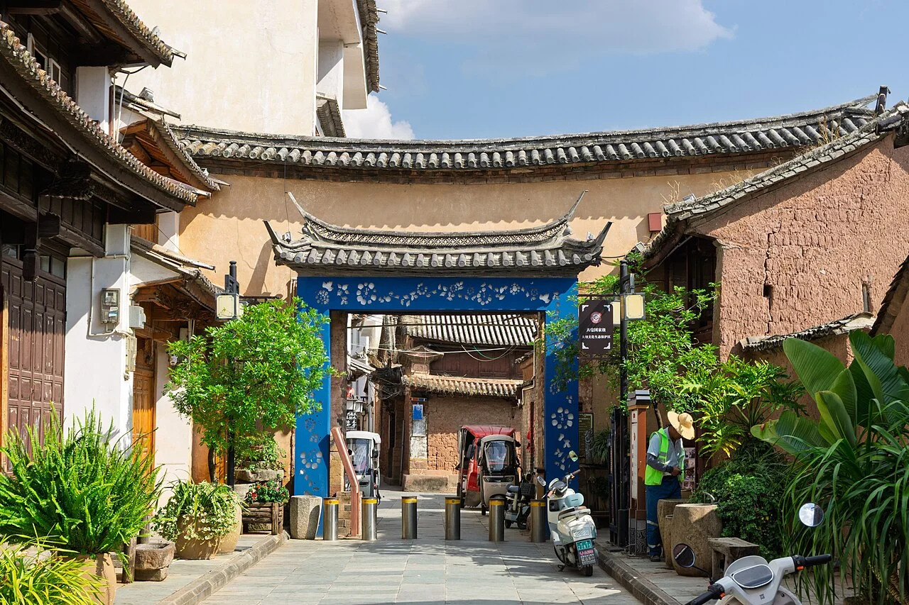 ​南栅门位于南诏古街南端。清同治二年（1863），杜文秀回民起义军大翼长李芳园为了加强蒙化（今巍山）城的防御能力，在古城的东、南、西三面城门外环筑土墙，设木栅门，开壕沟，架设吊桥作为城门前哨防御工事。现存土墙，西面存壕沟一段，约长二百余米。