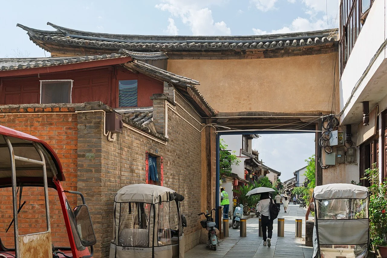 ​南栅门位于南诏古街南端。清同治二年（1863），杜文秀回民起义军大翼长李芳园为了加强蒙化（今巍山）城的防御能力，在古城的东、南、西三面城门外环筑土墙，设木栅门，开壕沟，架设吊桥作为城门前哨防御工事。现存土墙，西面存壕沟一段，约长二百余米。
